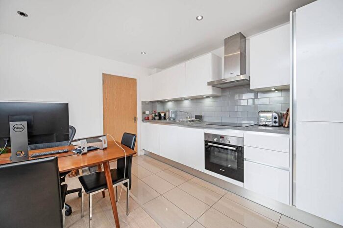 2 Bedroom Flat To Rent In Paragon Road, Hackney, E9