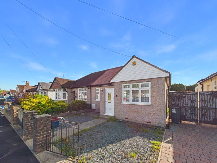 3 Bedroom Bungalow For Sale In Parkfield Crescent, Feltham, TW13