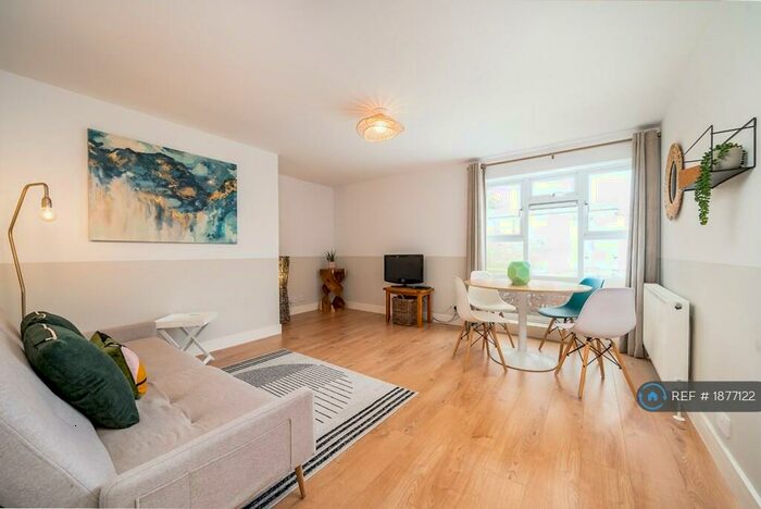 1 Bedroom Flat To Rent In Linchfield, High Wycombe, HP13