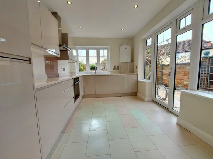 2 Bedroom Flat To Rent In Brodie Road, Enfield, EN2