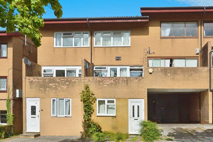 5 Bedroom Town House For Sale In Marigold Place, Conniburrow, Milton Keynes, MK14