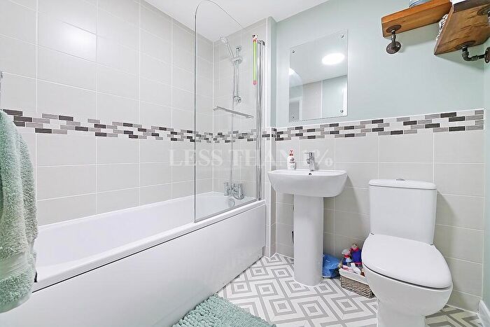 3 Bedroom Terraced House For Sale In Lockgate Road -, NN4