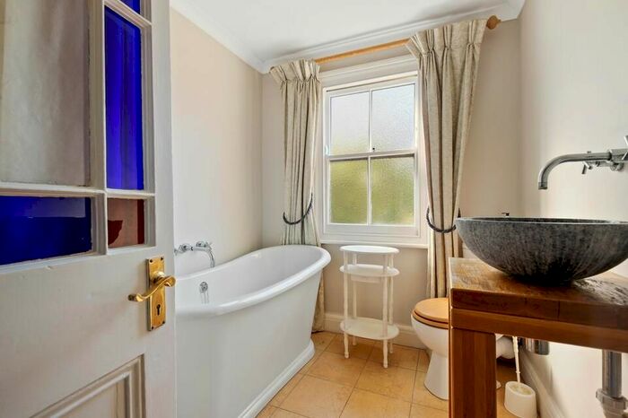 2 Bedroom Flat To Rent In Thorne Road, London, SW8