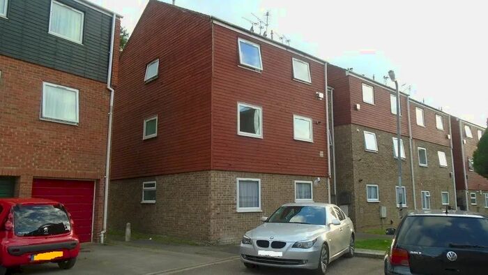 2 Bedroom Flat To Rent In Rochford Gardens, Slough SL2
