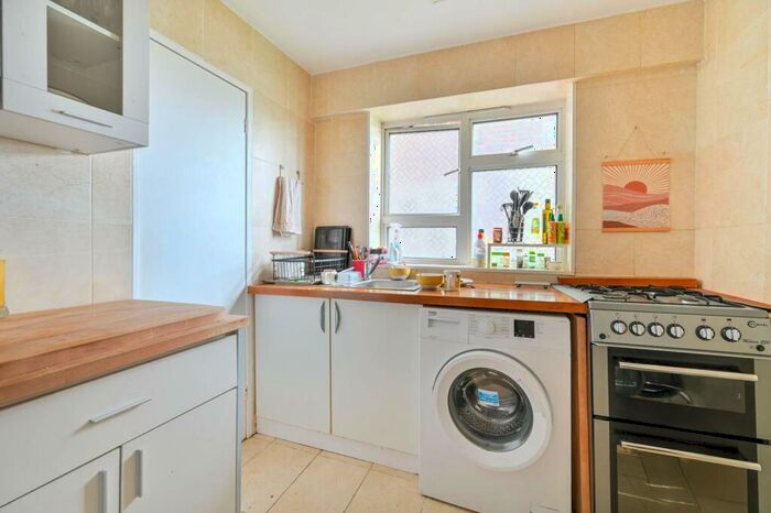 3 Bedroom Flat To Rent In Donnington Road, Willesden Green, London, NW10