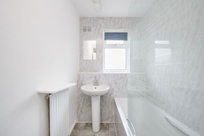3 Bedroom Flat To Rent In Heathshott, Friars Stile Road, TW10