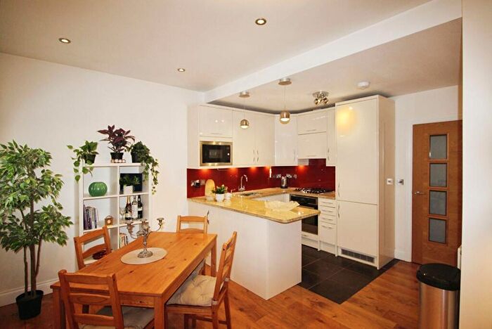 2 Bedroom Flat To Rent In Cranbourne Gardens, London, NW11