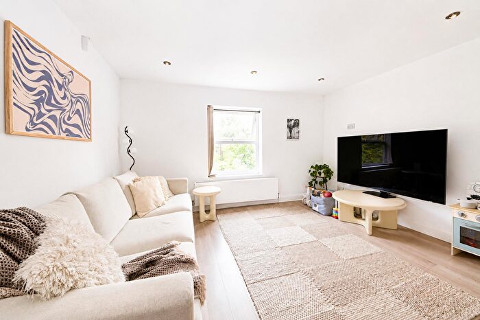 2 Bedroom Flat To Rent In Fortis Green, East Finchley, N2