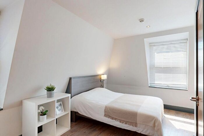 6 Bedroom Flat To Rent In Hoods Hideout, - Houndsgate, NG1