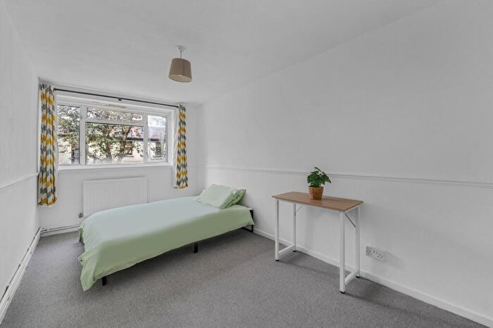 2 Bedroom Flat For Sale In Hawthorne Close, Islington, N1