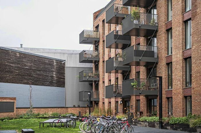 3 Bedroom Flat To Rent In Wild Flower Garden, Hackney Wick, London, E3