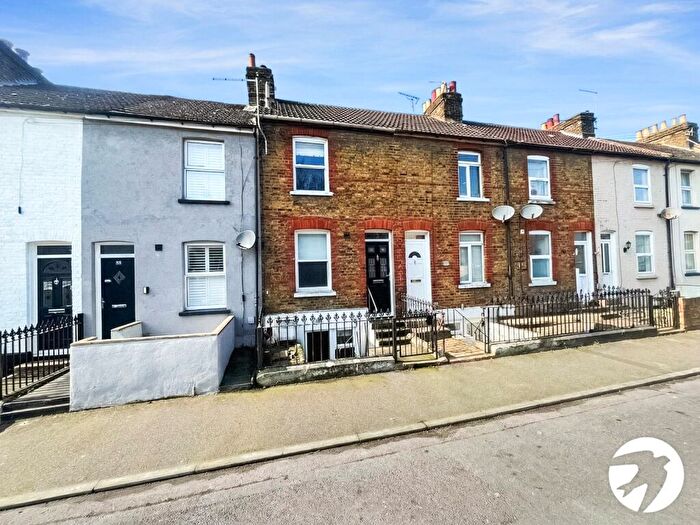 3 Bedroom Terraced House To Rent In King Street, Gillingham, Kent, ME7