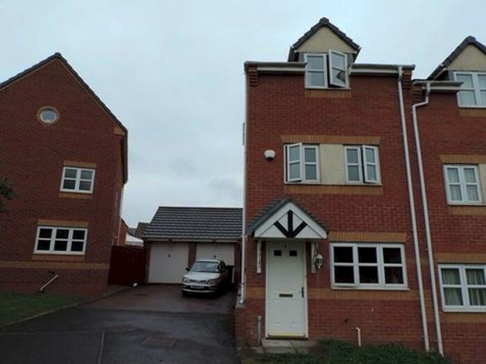 3 Bedroom Town House To Rent In Edgefield Close, Hamilton, Leicester, LE5