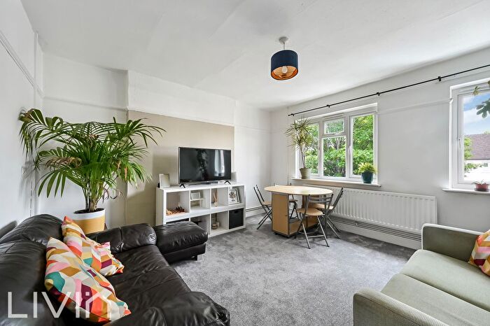 3 Bedroom Flat To Rent In Drovers Road, South Croydon, Greater London, CR2
