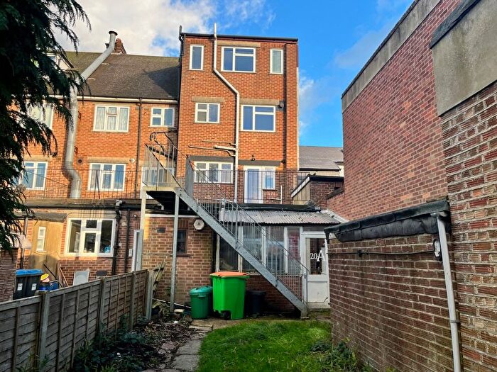 3 Bedroom Flat To Rent In High Street, Caterham, CR3