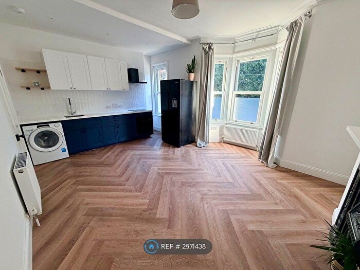 3 Bedroom Flat To Rent In Ashley Terrace, Bath, BA1