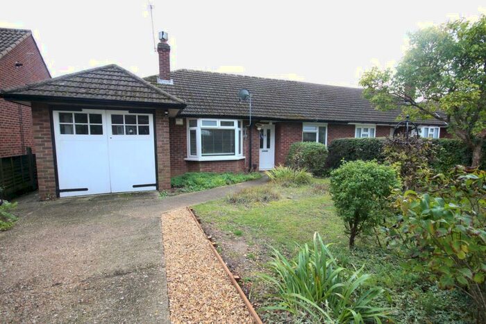 3 Bedroom Semi-Detached Bungalow To Rent In Wheat Hill, Letchworth Garden City, SG6