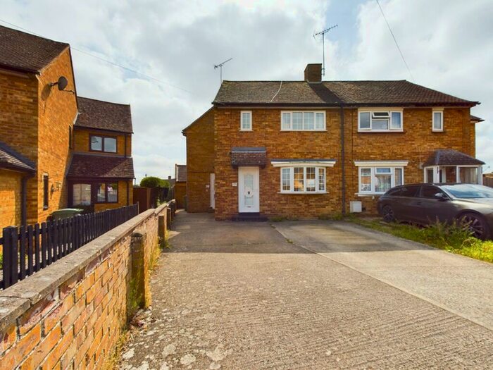 3 Bedroom Semi-Detached House For Sale In Goss Avenue, Waddesdon, Aylesbury, HP18