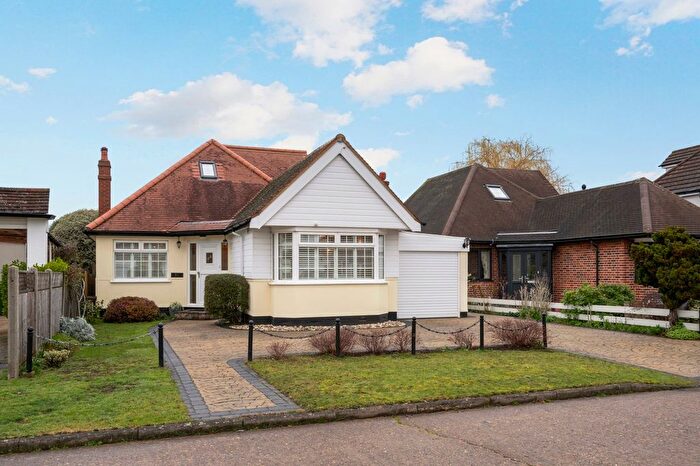 3 Bedroom Detached Bungalow For Sale In Shaldon Way, Walton-On-Thames, KT12