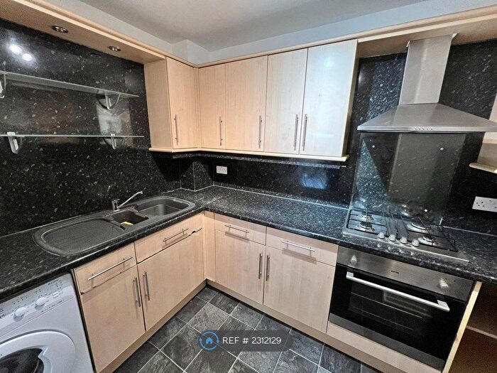2 Bedroom Flat To Rent In Alwoodley, Leeds, LS17