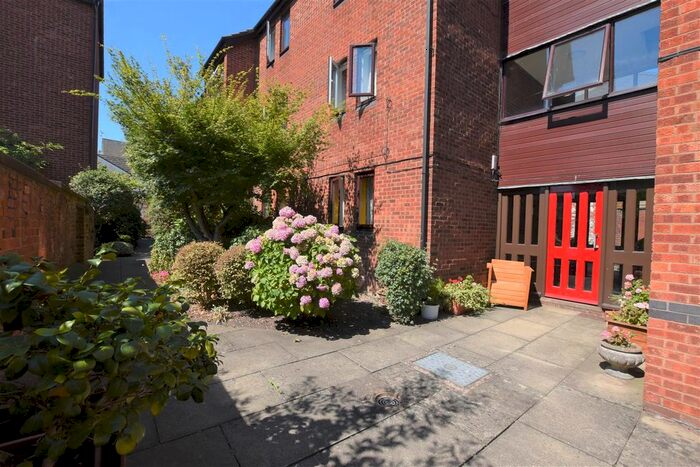 2 Bedroom Flat To Rent In Red Lion Court, Victoria Street, Hereford, HR4