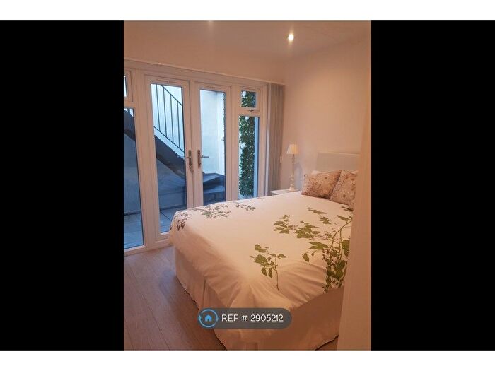 2 Bedroom Flat To Rent In Oak Avenue, Enfield, EN2