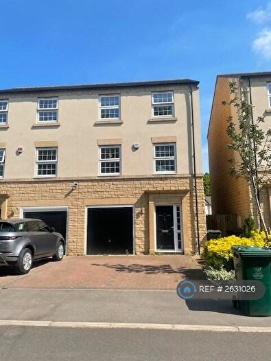 4 Bedroom Semi-Detached House To Rent In Canal Close, Bradford, BD10