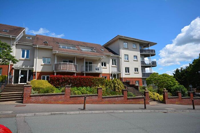 2 Bedroom Flat For Sale In The Cedars, Hazlemere, HP15