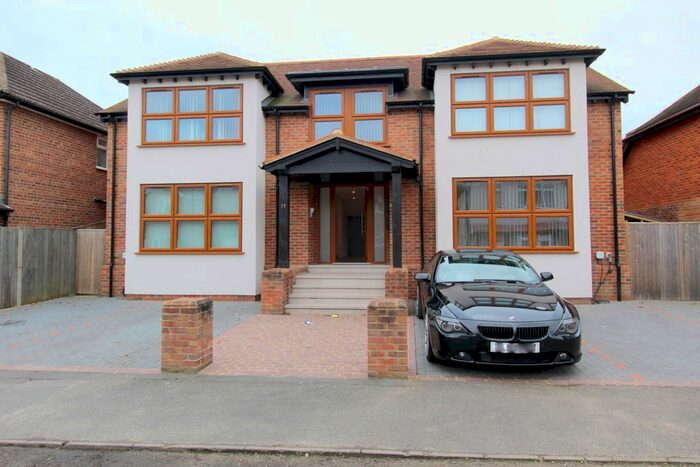 1 Bedroom Flat To Rent In Park Road, Egham, Surrey TW20