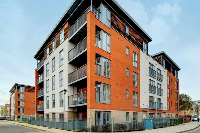 2 Bedroom Ground Flat To Rent In Eastside Mews, London, E3