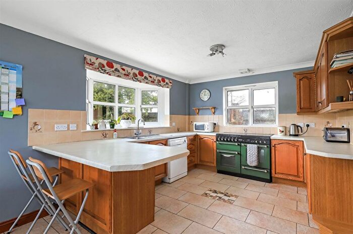 4 Bedroom Farmhouse To Rent In Fair Oak, Eastleigh, SO50