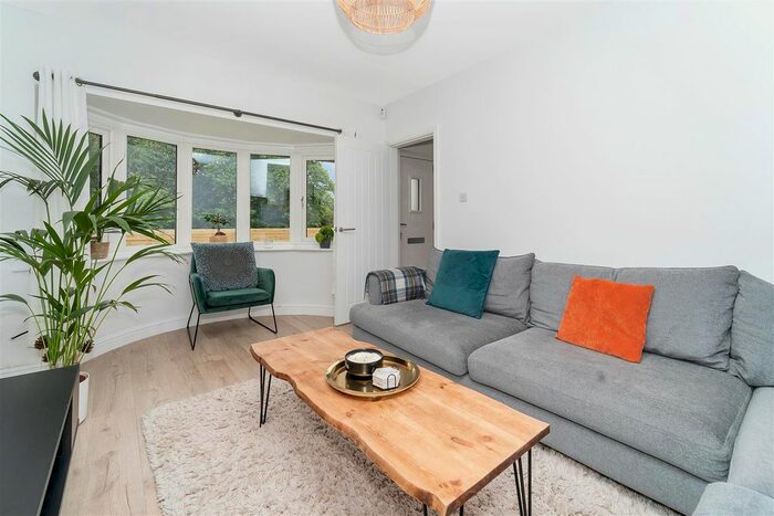 3 Bedroom Property To Rent In Lidgett Lane, Leeds, LS8