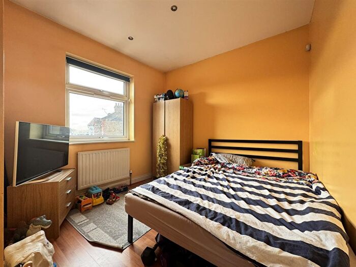3 Bedroom End Of Terrace House For Sale In Reigate Road, Seven Kings, Ilford, IG3