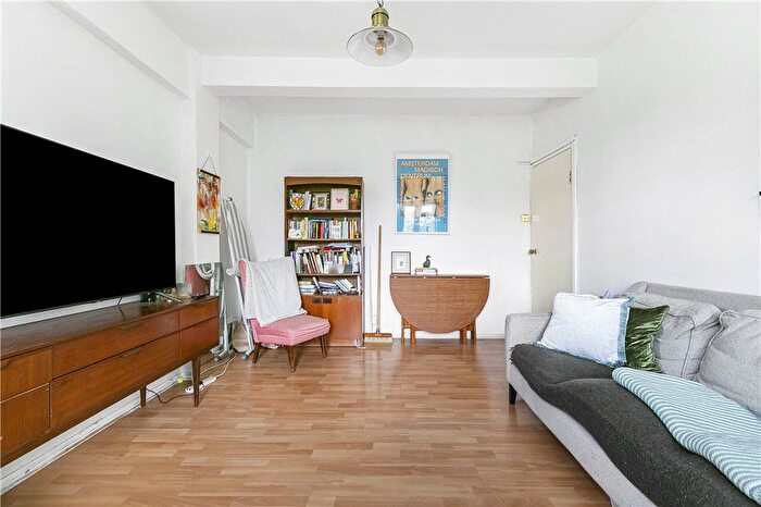 2 Bedroom Flat To Rent In Deepdene Gardens, London, SW2