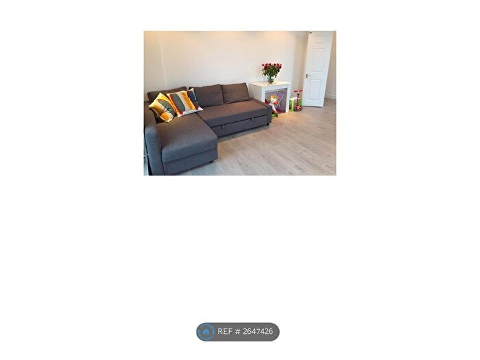 2 Bedroom Flat To Rent In Trade Tower, London, SW11