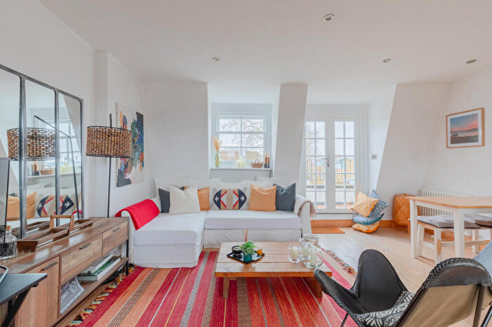2 Bedroom Apartment To Rent In Barnsbury Street, London, N1