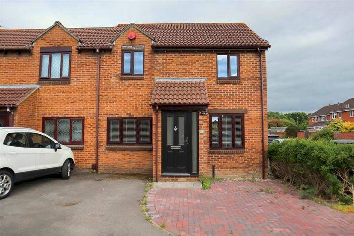 3 Bedroom Property To Rent In Hurn Road, Clevedon, BS21