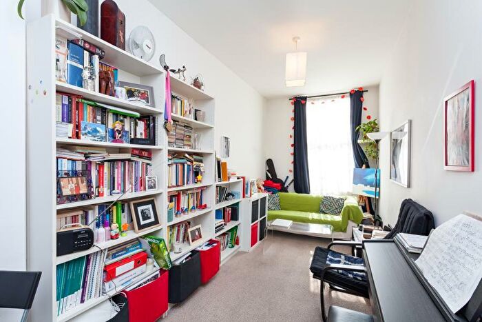 1 Bedroom Apartment To Rent In Holloway Road, Holloway, N7