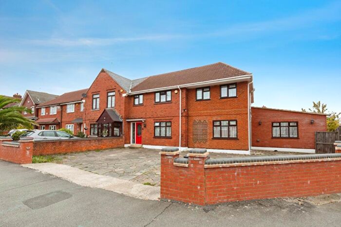 5 Bedroom End Of Terrace House For Sale In Tomswood Hill, Ilford, IG6