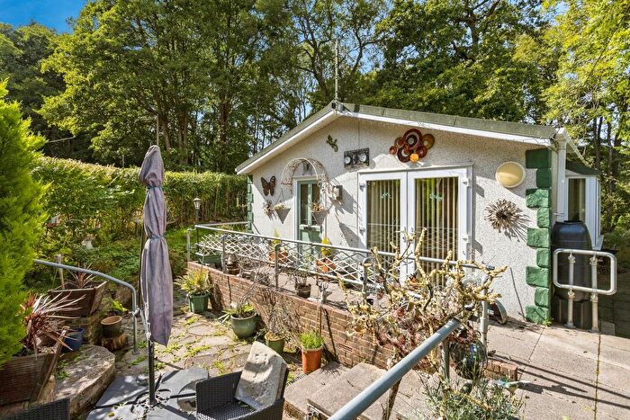 2 Bedroom Property For Sale In Linnett Close, Turners Hill Park, Turners Hill, Crawley, RH10