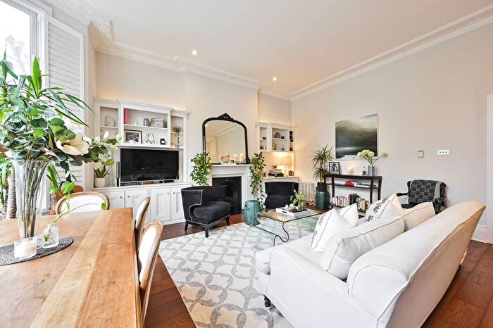 2 Bedroom Flat To Rent In Cromwell Crescent, Earls Court, London, SW5