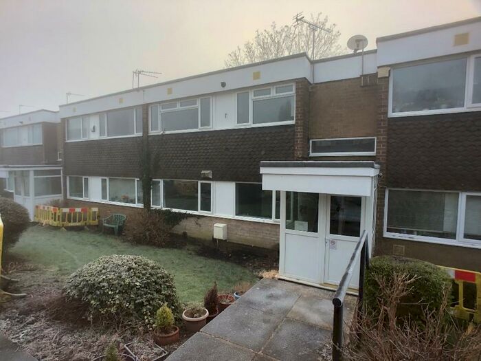 2 Bedroom Flat To Rent In Lane End Court, Leeds, West Yorkshire, LS17