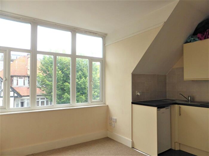 Studio To Rent In York Avenue -, P11