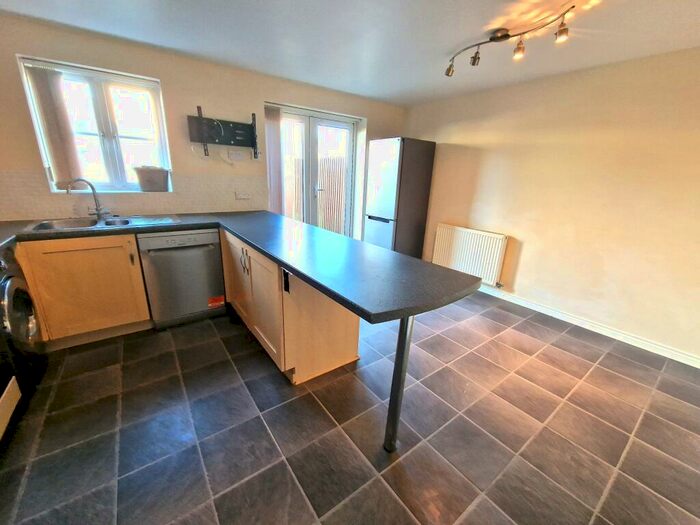 4 Bedroom Town House To Rent In Bluebell Way, Carterton, OX18