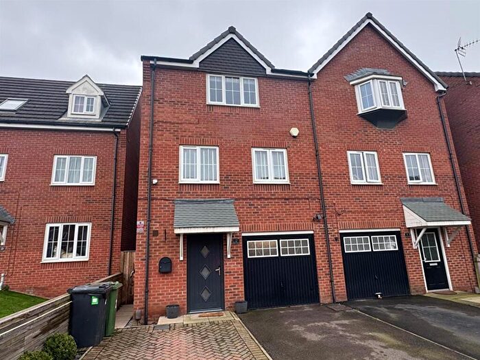 4 Bedroom Semi Detached House For Sale In Oak Drive, Middleton, Leeds, LS10