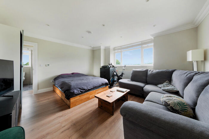 Apartment To Rent In The Gardens, East Dulwich London, SE22