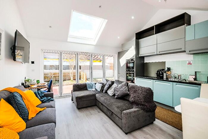 Studio To Rent In St. Barnabas Road, Woodford Green, Essex, IG8