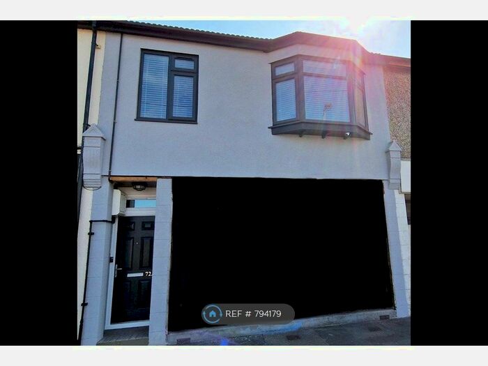 3 Bedroom Flat To Rent In High Street, Hadleigh, Benfleet, SS7