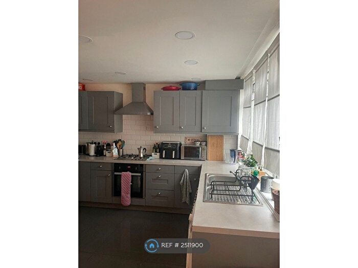3 Bedroom Flat To Rent In Stockwell Park Road, London, SW9