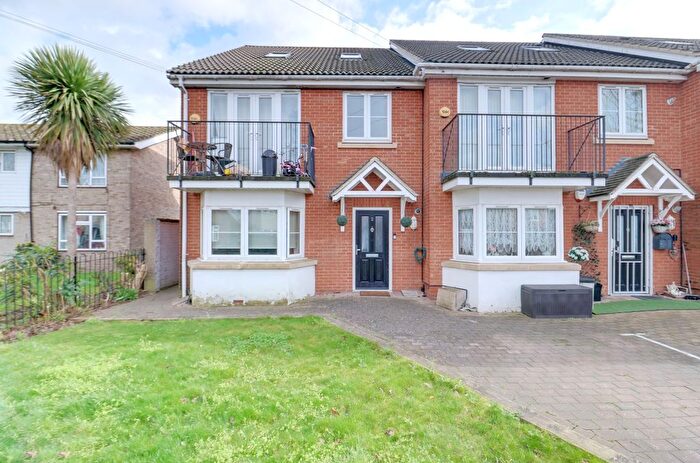 2 Bedroom Flat For Sale In Cherry Tree Lane, Rainham, RM13